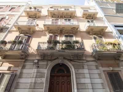 Di particolare bellezza � quello marroncino situato al civico n.9. � arricchito da due facce di leoni che sorreggono il portale di ingresso agghindato con festoni e scudi